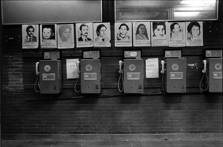 Carteles de desaparecidos en la Facultad de Arquitectura, UBA