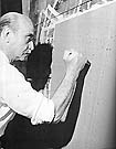 Lucio Fontana en acción