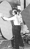 Lucio Fontana en acción