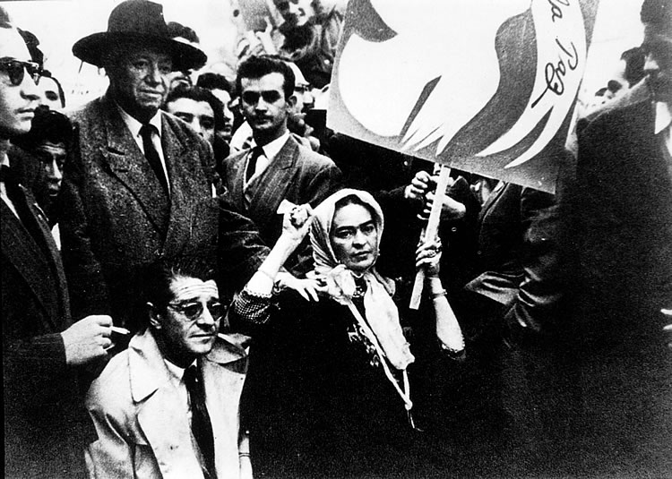 Frida Kahlo, Juan O'Gorman y Diego Rivera en la última fotografía de Frida en vida, manifestación contra la intervención estadounidense en Guatemala