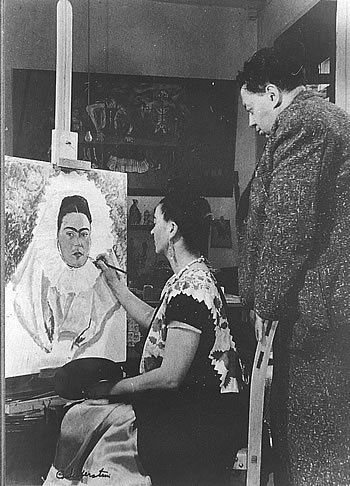Diego Rivera con Frida Kahlo, ella pintando uno de sus retratos, 1942