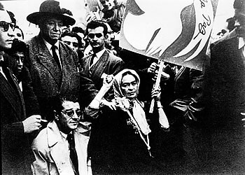 Frida Kahlo, Juan O'Gorman y Diego Rivera en la &uacute;ltima fotograf&iacute;a de Frida en vida, manifestaci&oacute;n contra la intervenci&oacute;n estadounidense en Guatemala