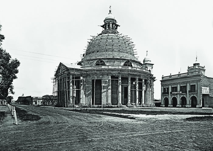 Iglesia de la Inmaculada Concepción o Redonda, en construcción en el entonces pueblo de Belgrano. Atribuida ca. 1875