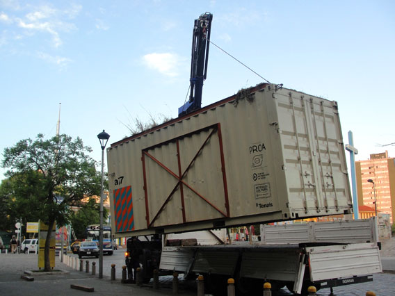 Llegó el container y el sábado comienzan los talleres de arte en la vereda de Proa