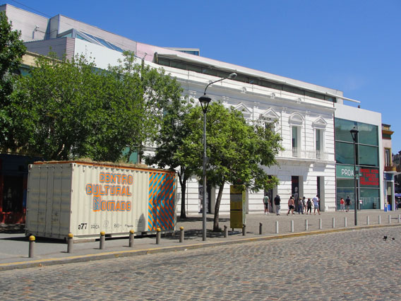 The container arrived and art workshops will begin this Saturday in the sidewalk of Proa
