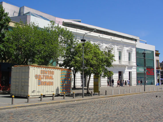 Llegó el container y el sábado comienzan los talleres de arte en la vereda de Proa