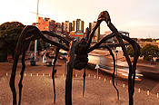 Noticias - La monumental "Maman" de Bourgeois contin&uacute;a en la vereda de Proa