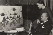 Filippo Tommaso Marinetti con la esposa Benedetta en su casa antes de la opera “Le forze del bosco”