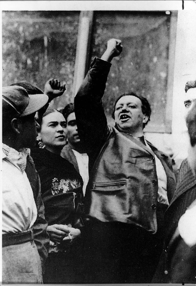 Diego Rivera con Frida Kahlo en una manifestación del Socorro Rojo, 1931