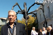 Vargas Llosa visisted Louise Bourgeois' exhibition at Proa